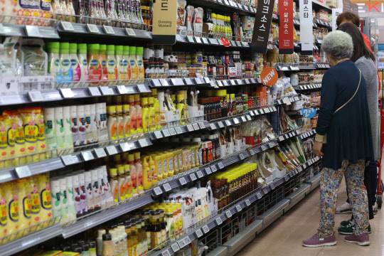 밀가루 가격 등이 치솟으면서 국내 식품 물가 부담이 커질 것으로 예상되는 15일 서울의 한 대형마트에서 이용객이 장을 보고 있다. <연합뉴스>