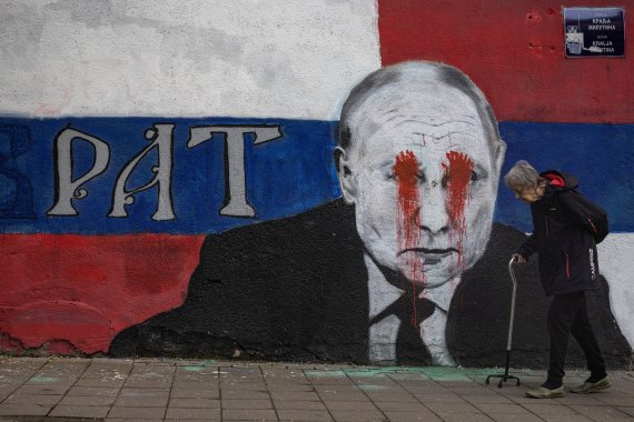 블라드미르 푸틴 러시아 대통령의 눈이 빨간색 페인트로 훼손된 벽화. /사진=로이터뉴스1