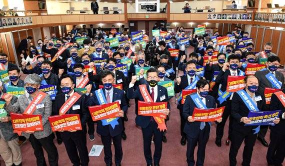 대한의사협회는 입장문을 통해 "보건의료계와 충분한 논의와 사회적 합의 없이 간호법 제정안이 졸속으로 의결되는 등 무리하게 추진되고 있다"며 간호법 입법 시도를 철회를 촉구했다.