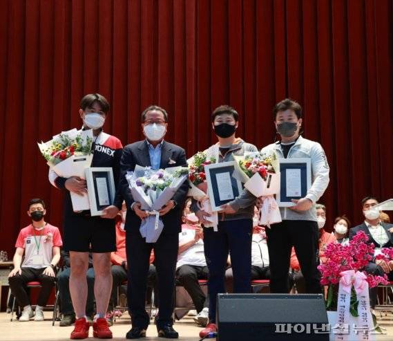 조광한 남양주시장 15일 제6회 남양주시 배드민턴협회장배 대회 시상. 사진제공=남양주시