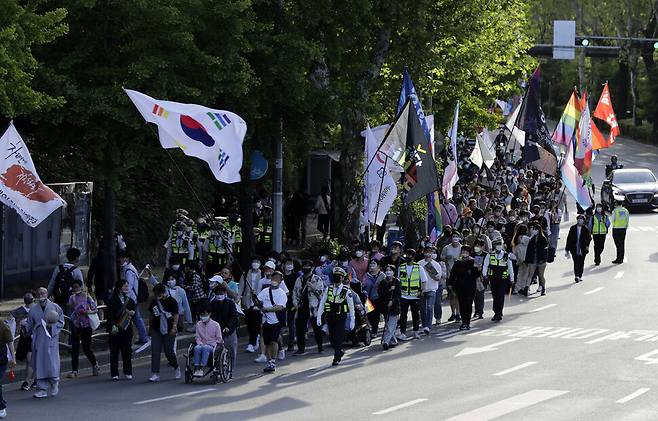 공동행동 회원들이 14일 오후 서울 녹사평역 인근에서 2022 국제성소수자혐오반대의날 기념대회 행진을 하고 있다. 김명진 기자