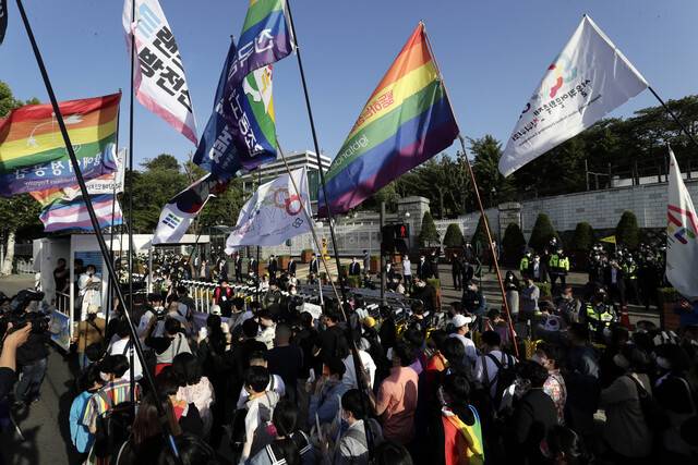 2022 국제성소수자혐오반대의날 공동행동 회원들이 14일 오후 서울 용산 대통령실 들머리에서 2022 국제성소수자혐오반대의날 기념대회 행진을 하고 있다. 경찰은 집시법 11조의 ‘대통령 관저 반경 100m 이내 집회 금지’를 근거로 공동행동의 집회 신고에 금지 통고를 했다. 그러나 법원은 ‘집무실이 관저에 포함된다고 해석하는 것은 문언의 통상적인 의미를 벗어나는 것으로 보인’며 집무실 100m 이내 구간에서의 행진을 허용했다. 김명진 기자 littleprince@hani.co.kr