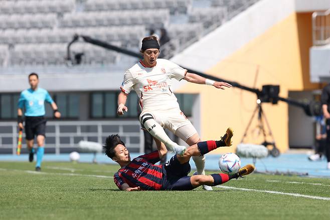 수원FC 이승우가 15일 수원종합운동장에서 열린 2022 K리그1 12라운드 제주 유나이티드와 경기에서 태클을 시도하고 있다. 한국프로축구연맹 제공