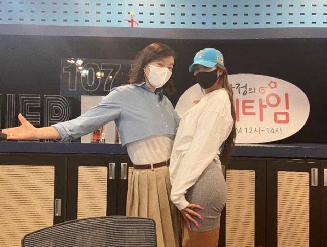 최화정(왼쪽)이 로우라이즈 패션을 소화했다. '최화정의 파워타임' 공식 SNS