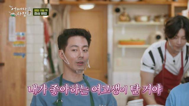 조인성이 '어쩌다 사장'에서 학창 시절을 회상했다. 그는 좋아하는 여학생 앞에서 허당미를 뽐냈던 일에 대해 말했다. tvN 캡처