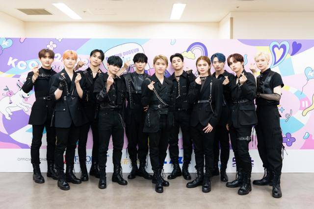 일본 그룹 INI가 14일 ‘KCON 2002 프리미어 인 도쿄’가 열린 지바시 대규모 복합전시장 ‘마쿠하리 멧세’에서 사진 촬영을 하고 있다. CJ ENM 제공