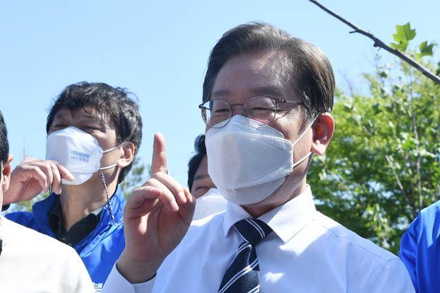 이재명 더불어민주당 총괄선거대책위원장 겸 인천 계양을 국회의원 후보가 15일 인천시 남동구 인천대공원에서 시민들에게 인사말을 하고 있다. 국회사진기자단