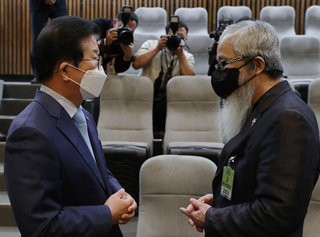 박병석(왼쪽) 국회의장이 지난달 15일 서울 여의도 국회에서 본회의 시작에 앞서 ‘공군 20전투비행단 이예람 중사 사망 사건 관련 군내 성폭력 및 2차 피해 등의 진상규명을 위한 특별검사 임명 등에 관한 법률안’ 의결을 참관하기 위해 방청석에 자리한 고(故) 이예람 중사의 아버지와 대화하고 있다. 뉴스1