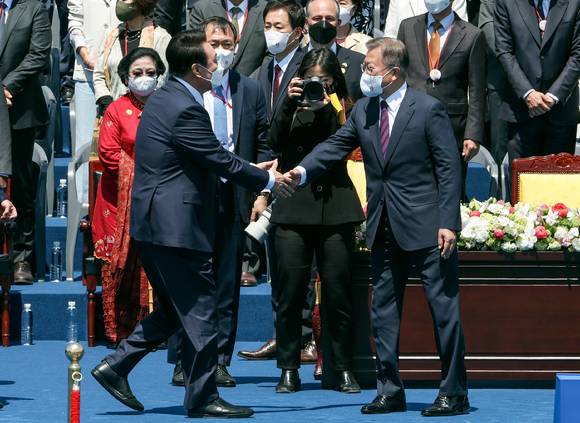 윤석열 대통령이 10일 오전 서울 여의도 국회에서 열린 취임식을 마친 뒤 문재인 전 대통령과 인사하고 있다. [사진=국회사진취재단]