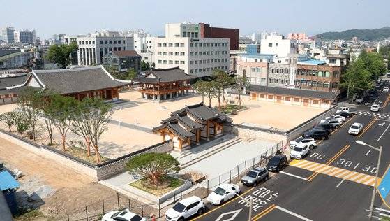 전북 전주시 완산구 전동 전라감영(옛 전북도청 터). 전주시는 한국전쟁 때인 1951년 폭발사고로 소실된 선화당(관찰사 집무실) 등 전라감영 7개 건물을 2020년 10월 복원했다. 사진 전주시