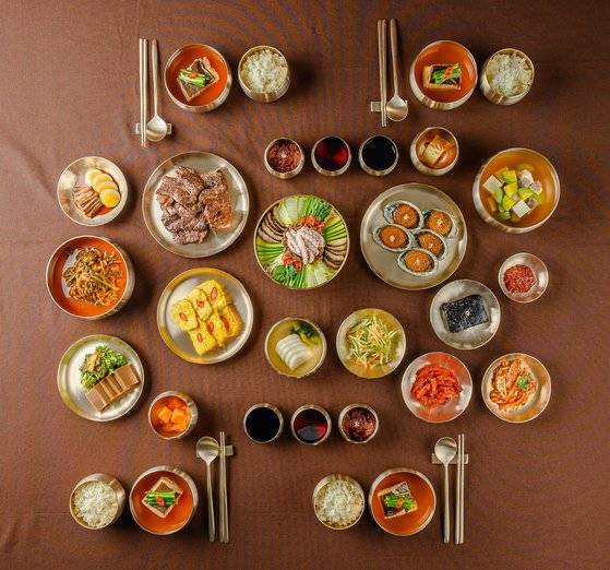 전주시가 송영애 전주대 식품산업연구소 연구교수와 함께 복원한 전라감영 관찰사 밥상. 사진 전주시