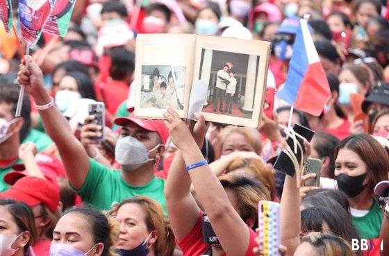 지난 3월 12일(현지시간) 마르코스 주니어 대통령 후보 유세장에서 페르디난드 마르코스 전 대통령과 그 부인 이멜다 마르코스의 사진을 들고 있는 젊은 지지자의 모습. [페르디난드 마르코스 주니어 페이스북 캡처]