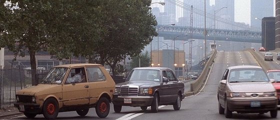 영화 ‘다이 하드 3’에서 브루스 윌리스가 유고(왼쪽)를 운전하다 테러리스트의 트럭을 추격하기 위해 벤츠(가운데)를 가로막고 훔치려는 장면. [사진 20세기폭스]