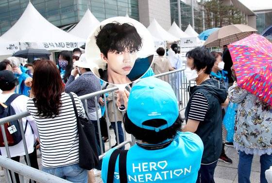 현장 공연에 목마른 팬들이 몰리면서 콘서트 수요가 증가하고 있다. 지난 6일 오후 경기도 고양시 일산 킨텍스에서 열린가수 임영웅의 전국투어 '아임 히어로'(IM HERO) 콘서트장을 찾은 팬들이 임영웅 앨범을 사기 위해 기다리고 있다. 뉴스1