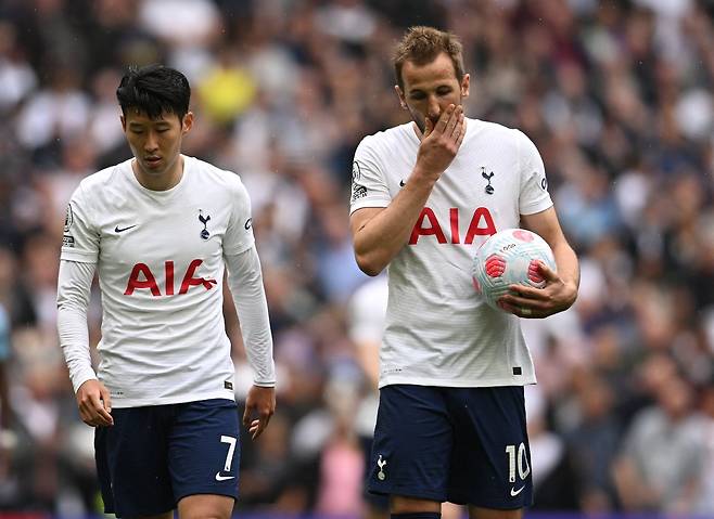 페널티킥이 선언되자 손흥민은 공을 잡아 케인에게 먼저 건넸다. [로이터=연합뉴스]