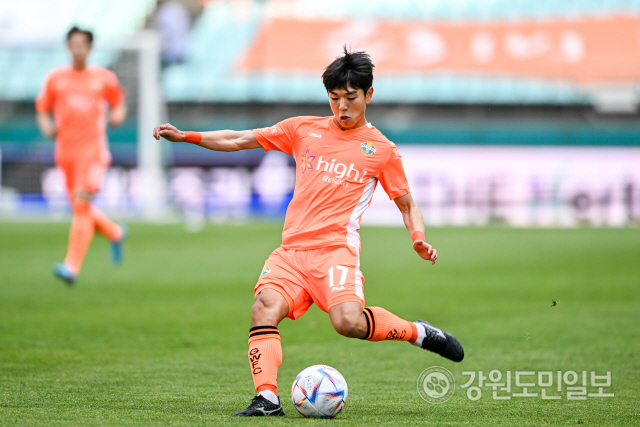 ▲ 강원FC가 15일 전주월드컵경기장에서 치러진 전북과의 ‘하나원큐 K리그1 2022’ 12라운드 경기에서 1-1 무승부를 기록했다.