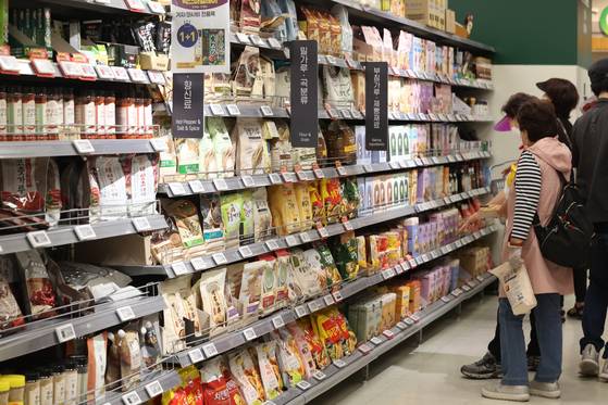 Flour is sold at a discount mart in Seoul on Sunday. The price of flour is expected to rise following India’s decision to ban wheat exports as of May 13. India is the world’s second-biggest producer of wheat. [YONHAP]