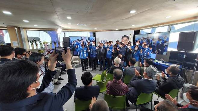 더불어민주당 김정섭 공주시장 선거사무소 개소식에 참석한 후보자 등이 필승 의지를 다지고 있다.