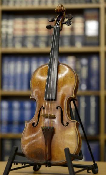 저명한 바이올리니스트 로만 토텐버그가 1980년 도난당했다가 지난 2015년 발견된 1734년산 스트라디바리우스 에임스. 이 바이올린은 생전에 절도 혐의자로 의심됐지만 증거 불충분으로 수색 영장이 신청되지 못했던 바이올리니스트가 사망한 후 그 부인이 감정을 의뢰하면서 세상에 다시 나왔다. 고유식별 번호를 알아본 감정사가 경찰에 신고함에 따라 스트라디바리우스 에임스는 이미 사망한 토텐버그를 대신해 그의 딸들에게 되돌아갔다.    AP연합뉴스