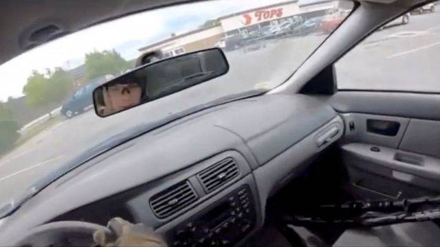 14일(현지시간) 미국 뉴욕주 버팔로의 한 슈퍼마켓에서 총기를 난사해 10명을 숨지게 한 용의자가 온라인을 통해 공개한 영상에 찍힌 모습. 그는 범행 장소인 탑스 마켓 주차장에 들어서고 있고, 조수석에는 무기가 놓여져 있다. 로이터=연합