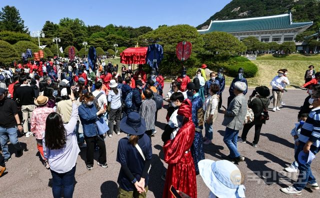 15일 서울 종로구 청와대에서 '왕가의 산책' 퍼포먼스와 기념촬영을 하려는 국민들이 몰려 있다.
