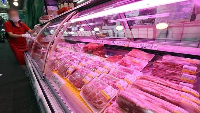 서울 마포구의 한 재래시장 정육점 / 사진=연합뉴스