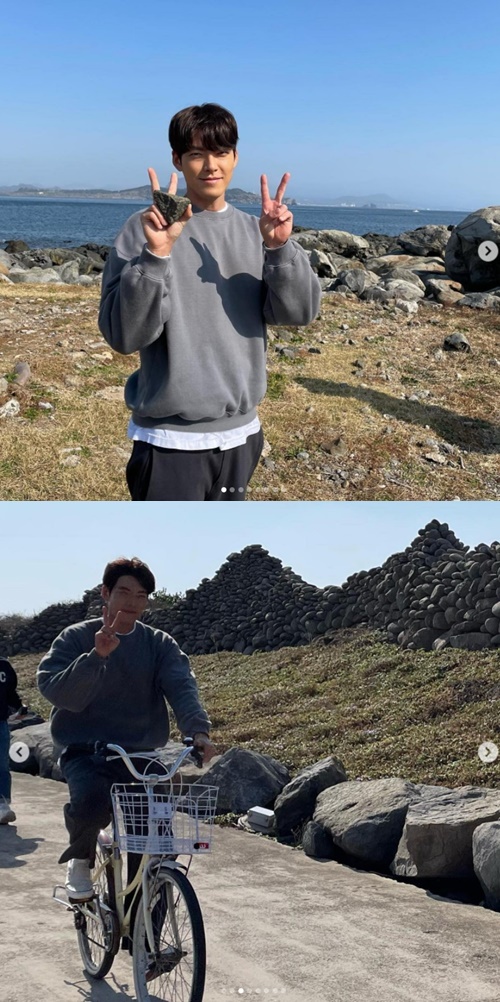 배우 김우빈이 ‘우리들의 블루스’ 촬영 인증샷을 공개했다. 사진=김우빈 인스타그램
