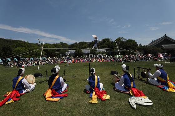 15일 오전 서울 종로구 청와대 춘추관 앞에서 시민들이 줄타기 공연을 관람하고 있다./사진=뉴스1