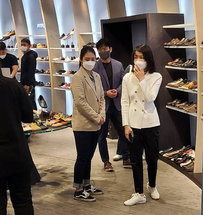 [서울=뉴시스] 전진환 기자 = 윤석열 대통령이 취임 첫 주말인 14일 배우자 김건희 여사와 비공식 외부 일정으로 광장시장과 강남의 한 백화점을 방문했다. 먼저 서울 종로구 광장시장을 찾아 빈대떡과 떡볶이, 순대 등을 구입해 포장했다. 이어 반포 고속터미널 옆에 있는 신세계백화점 강남점에서 구두 한 켤레를 구입했다. 예정에 없던 비공식 일정으로 최소한의 경호 인력만 함께 한것으로 알려졌다. (사진=독자 제공)2022.05.14. *재판매 및 DB 금지