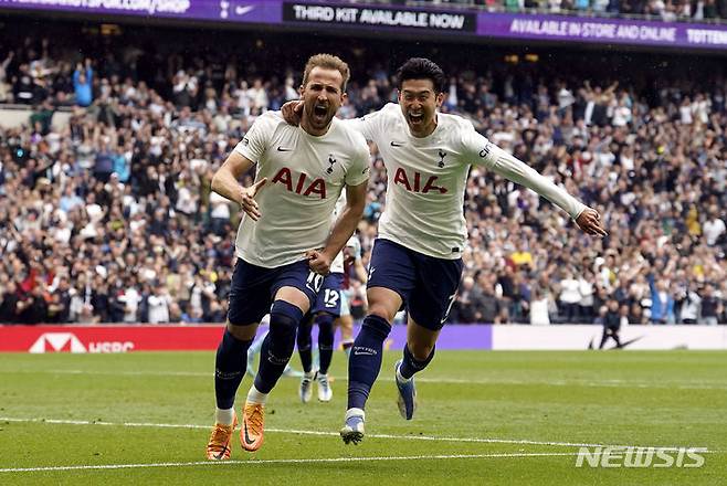 [런던=AP/뉴시스]토트넘의 해리 케인(왼쪽)과 손흥민