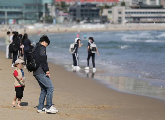 일요일인 15일 전국이 대체로 맑은 가운데 일교차가 최대 20도까지 벌어질 것으로 보인다. 지난 4일 부산시 해운대구 해운대해수욕장을 찾은 시민들이 나들이를 즐기고 있다./사진=뉴스1