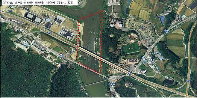 [괴산=뉴시스] 강신욱 기자 = 충북 괴산군이 관광객 유치를 위해 다음 달 11일부터 10월31일까지 괴산읍 괴강교와 이탄교, 칠성면 송동교 주변 등 3곳에서 투망을 이용한 유어 행위를 허용했다. 사진은 유어 행위 허용구역인 괴강교 일대. (사진=괴산군 제공) 2022.05.15. photo@newsis.com *재판매 및 DB 금지