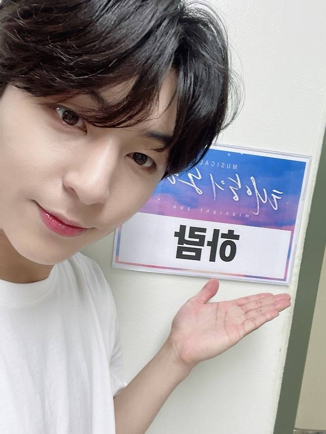 [서울=뉴시스] 뮤지컬 '태양의 노래' 첫 공연을 마친 그룹 '골드차일드' 멤버 와이 (사진= 울림엔터테인먼트 제공) 2022.05.15. photo@newsis.com *재판매 및 DB 금지