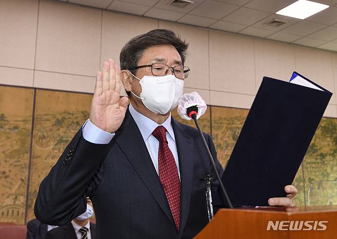 [서울=뉴시스] 최진석 기자 = 박보균 문화체육관광부 장관 후보자가 2일 서울 여의도 국회에서 열린 문화체육관광위원회 인사청문회에서 선서를 하고 있다. (공동취재사진) 2022.05.02. photo@newsis.com