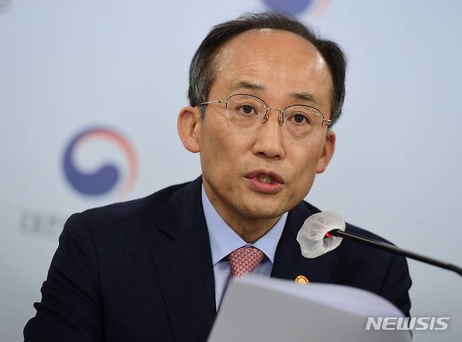 [서울=뉴시스] 김명원 기자 = 추경호 경제부총리 겸 기획재정부 장관이 지난 12일 오후 서울 종로구 정부서울청사 브리핑실에서 열린 2022년 2차 추가경정예산안 관계장관 합동브리핑을 하고 있다. (공동취재사진) 2022.05.12. photo@newsis.com