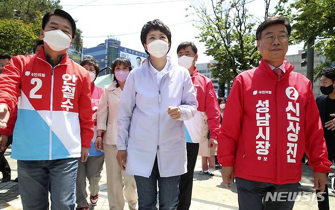 [성남=뉴시스] 국회사진기자단 = 국민의힘 안철수 성남 분당갑 후보와 김은혜 경기도지사 후보, 신상진 성남시장 후보가 15일 오후 경기도 성남시 분당구 한 식당에서 열린 ‘김은혜·안철수·신상진의 도.시.락(경기도와 성남시가 함께 즐거운 도시락 오찬)' 회동에 참석하기 위해 이동하고 있다. 2022.05.15. photo@newsis.com