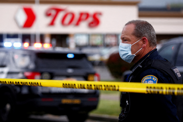 ▲14일(현지시각) 총기난사로 10명이 사망한 미국 뉴욕주 버팔로의 한 슈퍼마켓 앞에 경찰이 서 있다. ⓒ로이터=연합뉴스 