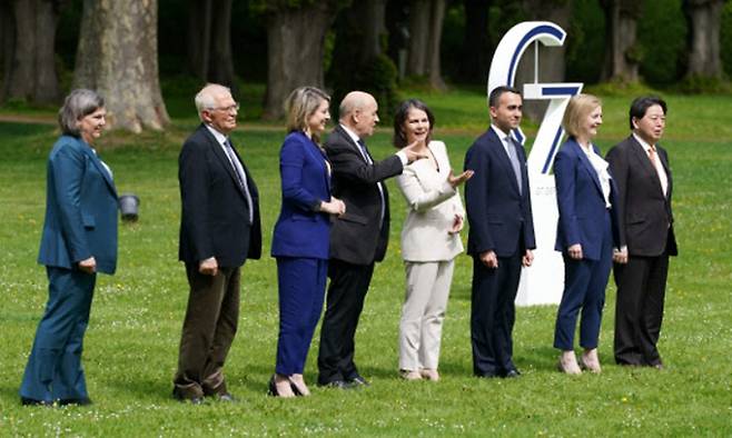 독일 바이센하우스에서 열린 G7 외교장관 회의 참석자들이 기념촬영을 하고 있다. 왼쪽부터 빅토리아 눌런드 미국 국무부 차관, 호셉 보렐 EU 외교정책 대표, 멜라니 졸리 캐나다 외교장관, 장 이브 르드리앙 프랑스 외교장관,&nbsp;안나레나 배어복 독일 외교장관, 루이지 디마이오 이탈리아 외교장관, 리즈 트러스 영국 외교장관, 하야시 요시마사 일본 외무상. 의전서열상 가장 뒤로 밀린 눌런드 차관이 다른 장관들과 조금 거리를 둔 채 어색하게 서 있는 모습이다. AFP연합뉴스