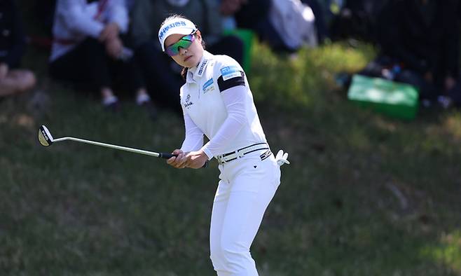 박민지가 15일 경기 용인 수원CC에서 열린 '2022 NH투자증권 레이디스 챔피언십' FR 2번홀에서 퍼팅하고 있다. KLPGA 제공