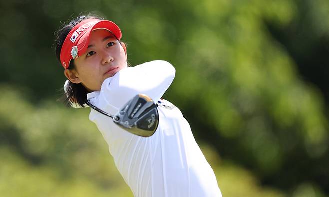황유민이 15일 경기 용인 수원CC에서 열린 '2022 NH투자증권 레이디스 챔피언십' FR 4번홀에서 티샷을 하고 있다. KLPGA 제공