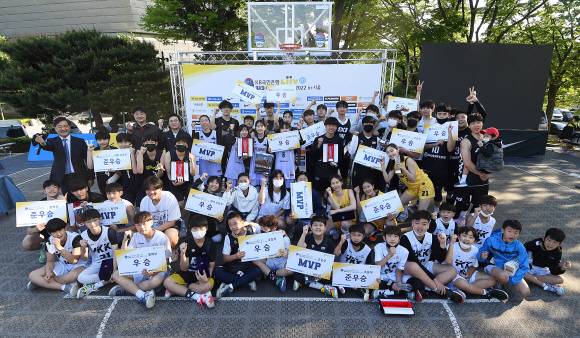 15일 서울 송파구 올림픽공원 내 3x3 전용코트에서 열린 KB국민은행 Liiv M 3x3 코리아투어 2022 1차 서울대회에서 각 부문 우승, 준우승 팀들이 기념촬영을 하고 있다. 2022.5.15 오장환 기자