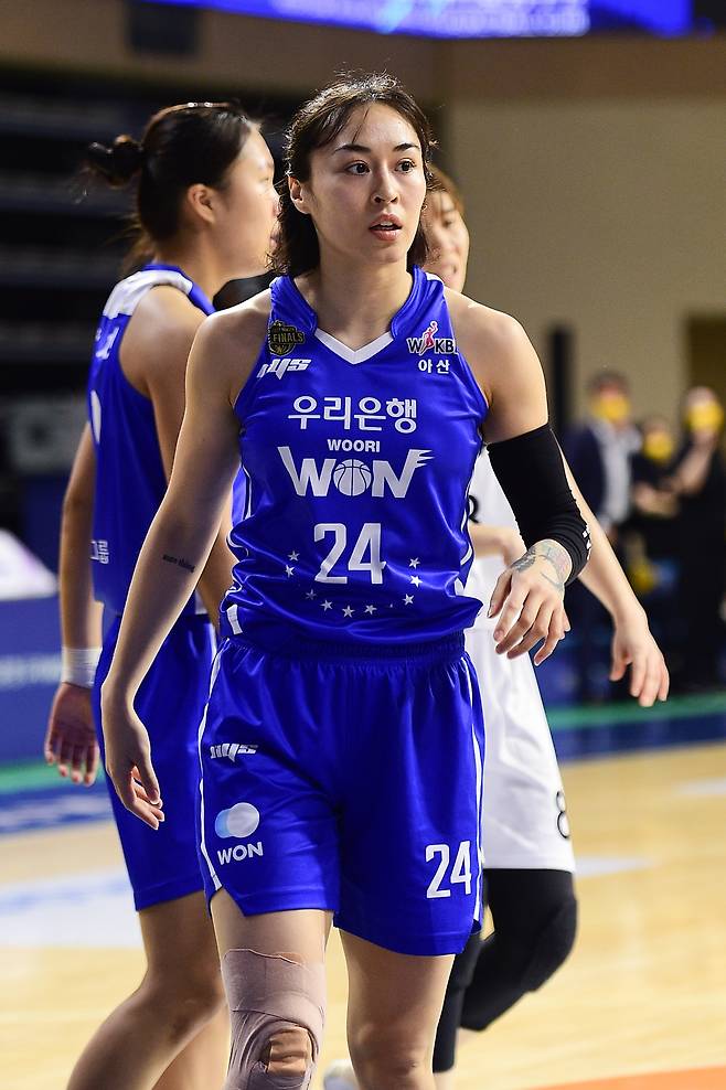 사진은 아산 우리은행 김소니아(가운데)가 지난달 14일 충남 아산이순신체육관에서 열린 2021~22 여자프로농구 챔피언결정전 3차전 경기에서 뛰고 있는 모습. WKBL 제공