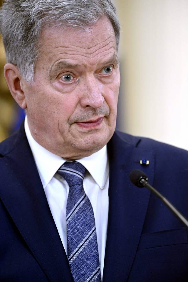 사울리 니니스퇴 핀란드 대통령이 15일(현지 시간) 수도 헬싱키의 대통령궁에서 핀란드가 북대서양조약기구(NATO)에 가입 신청을 하기로 했다고 발표하고 있다. AFP연합뉴스