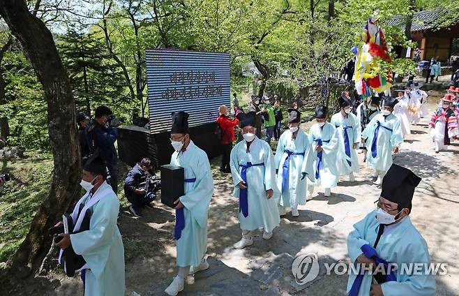 강릉단오제 주신의 행차 (강릉=연합뉴스) 유형재 기자 = 15일 유네스코 인류무형문화유산이자 중요무형문화재인 천 년 축제 강릉단오제의 주신(主神)인 대관령국사성황을 강릉 시내에 있는 국사여성황사로 모시는 대관령국사성황행차가 대관령 일원에서 열리고 있다.2022.5.15