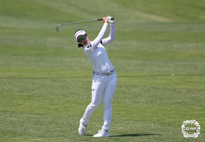 아이언 샷 하는 박민지 (서울=연합뉴스) 박민지가 15일 경기 용인에 위치한 수원CC에서 열린 '2022 NH투자증권 레이디스 챔피언십' 파이널라운드 2번 홀에서 아이언 샷하고 있다. 2022.5.15 
    [KLPGA 제공. 재판매 및 DB 금지] photo@yna.co.kr