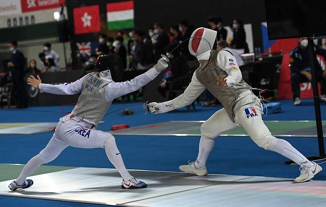 프랑스의 막심 포티와 64강전 치르는 김태환 [국제펜싱연맹 페이스북 캡처. 재판매 및 DB 금지]