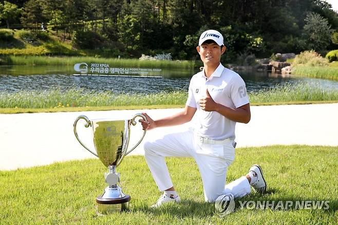 2022 KPGA 우리금융 챔피언십 우승자 장희민 (서울=연합뉴스) 15일 경기도 여주에 위치한 폐럼CC에서 열린 2022 KPGA 우리금융 챔피언십 파이널라운드에서 우승한 장희민이 트로피와 기념 촬영하고 있다. 2022.5.15 
    [KPGA 제공. 재판매 및 DB 금지] photo@yna.co.kr