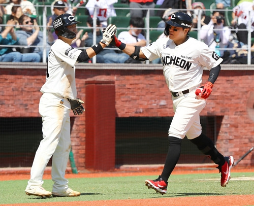 SSG 추신수, 시즌 3호 홈런 (인천=연합뉴스) SSG 랜더스 추신수(오른쪽)가 15일 인천 SSG랜더스필드에서 열린 프로야구 NC 다이노스와의 홈경기, 2회말 우월 투런 홈런을 친 뒤 김민식과 손을 마주치고 있다. [SSG 랜더스 제공. 재판매 및 DB금지]