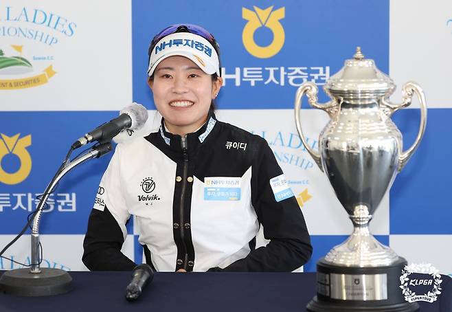 우승 인터뷰 하는 박민지 (서울=연합뉴스) 15일 경기 용인에 위치한 수원CC에서 열린 '2022 NH투자증권 레이디스 챔피언십' 파이널라운드에서 우승한 박민지가 인터뷰하고 있다. 2022.5.15 
    [KLPGA 제공. 재판매 및 DB 금지] photo@yna.co.kr