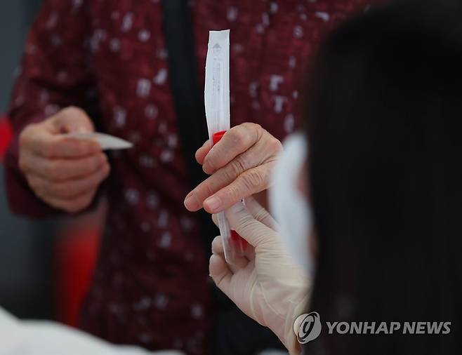 검사키트 전달받는 시민 [연합뉴스 자료사진]